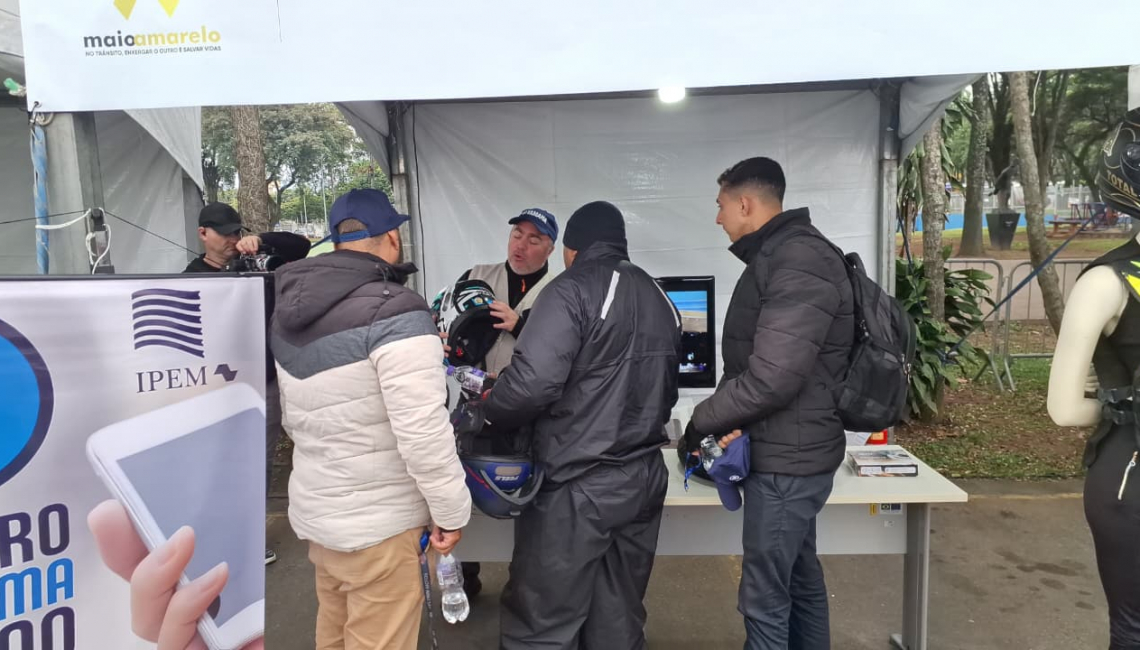 Na capital, Ipem-SP orienta sobre o uso de capacetes e outros itens de segurança durante o “Pit Stop Educativo” do Maio Amarelo